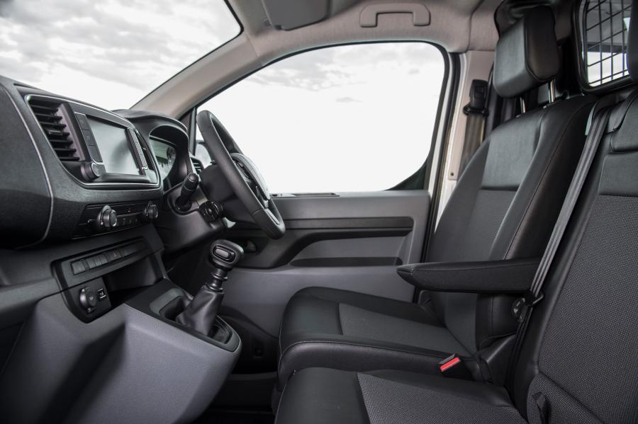 Интерьер Peugeot Expert 2019 года  (AU) (фото 4 из 10)